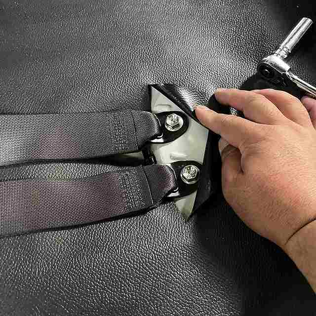 リアシートベルト取付